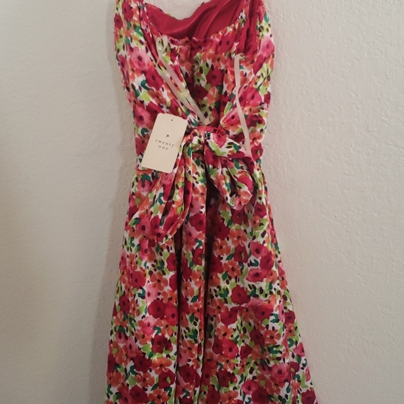 Dress - Picture 4 of 4